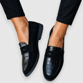 Engracia | Mocasín Negro con Textura y Borlas