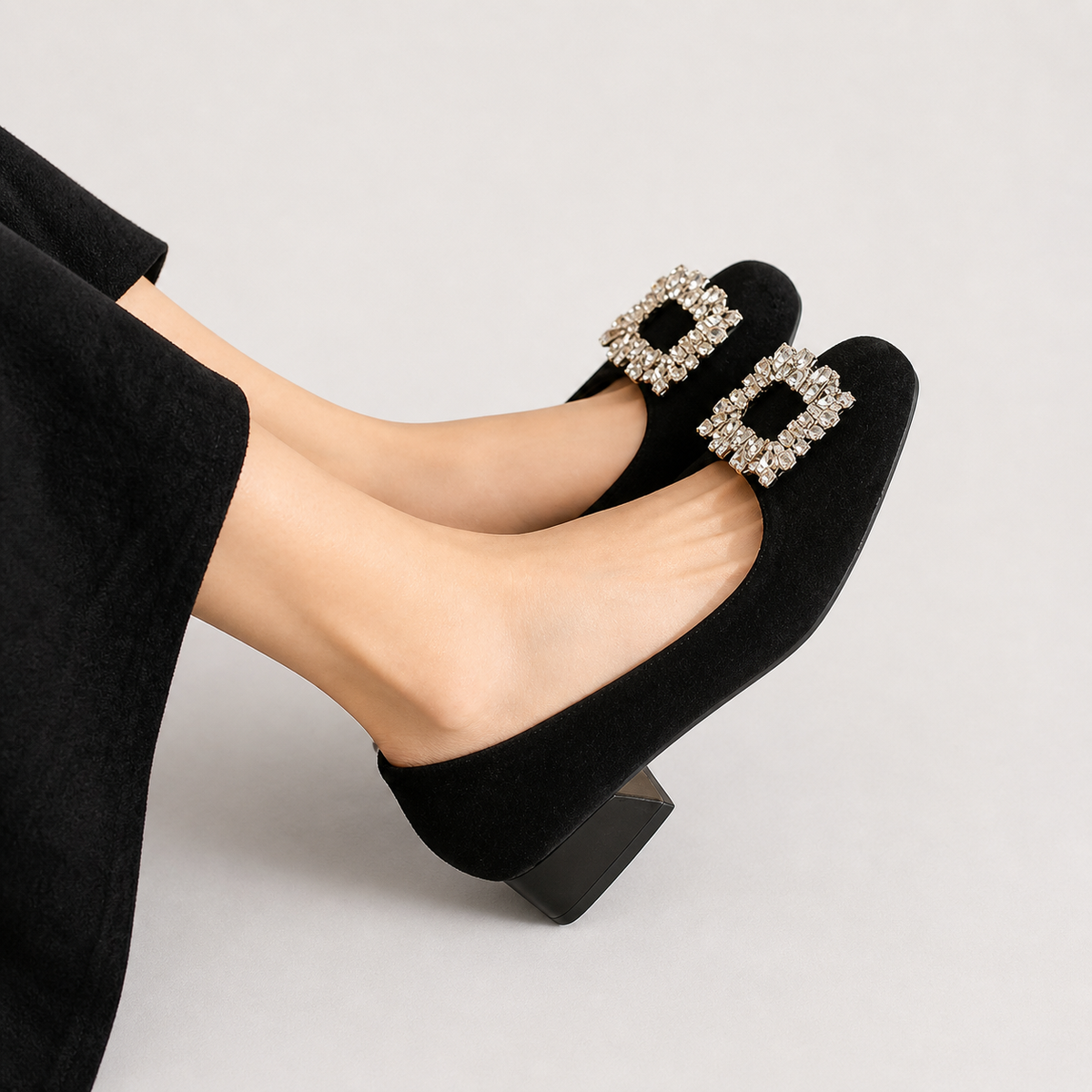Casimira | Escarpín de Ante con Broche Joya y Tacón Bloque