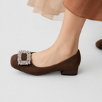 Casimira | Escarpín de Ante con Broche Joya y Tacón Bloque